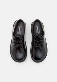 Schwarze Lackleder-Schnürschuhe mit abgerundetem Zeh, glatter Oberfläche, schwarzen Schnürsenkeln und einer strukturierten Gummisohle; das Innere verfügt über eine markenbezogene Innensohle.