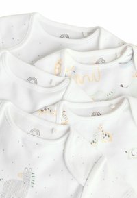 Set aus fünf weißen Babybodys mit Tiermotiven und -mustern, aus weichem Baumwollmaterial, mit runden Ausschnitten und verschiedenen bunten Akzenten.
