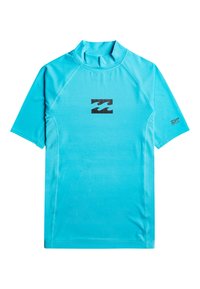 T-shirt de surf à manches courtes turquoise avec un logo de vague noir au centre et une étiquette de protection UV sur la manche. Texture lisse.