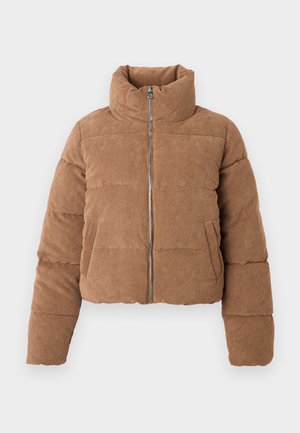 Veste rembourrée en velours côtelé marron avec un col montant, fermeture éclair à l'avant et poches latérales. Présente une texture matelassée et un design court.