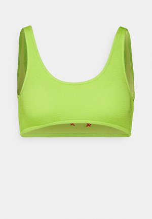 Λαμπερό πράσινο ριμπ μπραλέτ με φαρδιές τιράντες, στρογγυλή λαιμόκοψη και κόκκινες κεντητές λεπτομέρειες στο μπροστινό μέρος. Λείο υλικό και εφαρμοστό σχέδιο.