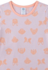 Helles lila T-Shirt mit einem sich wiederholenden Muster von orangefarbenen Hundegesichtern. Weiches, biologisches Baumwollmaterial mit einem runden, kontrastierenden Halsausschnitt.