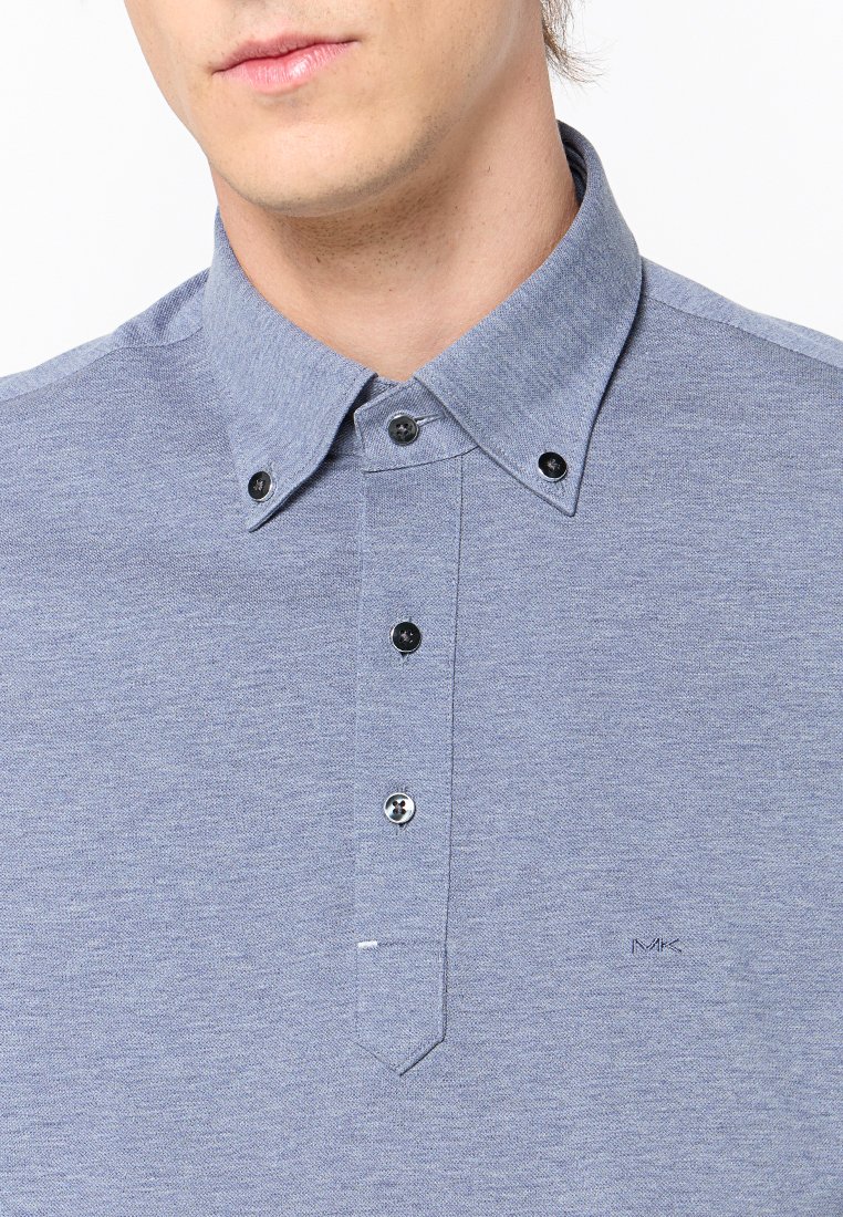 Camisa azul de cuello hecha de tejido texturizado con botones negros y un logo sutil. Presenta una tapeta y mangas cortas.