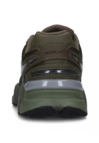 Sneaker sportiva marrone e verde con suola ammortizzata, tomaia in mesh, inserti in gomma e dettagli riflettenti. Presenta il logo sul retro.