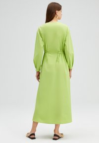 Touché Privé FRILLY WAISTED POPLIN - MODEST - Denné šaty - green