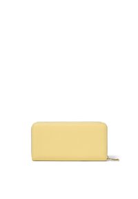 Portafoglio giallo in pelle con una texture liscia, forma rettangolare, chiusura con zip e cuciture sottili lungo i bordi.