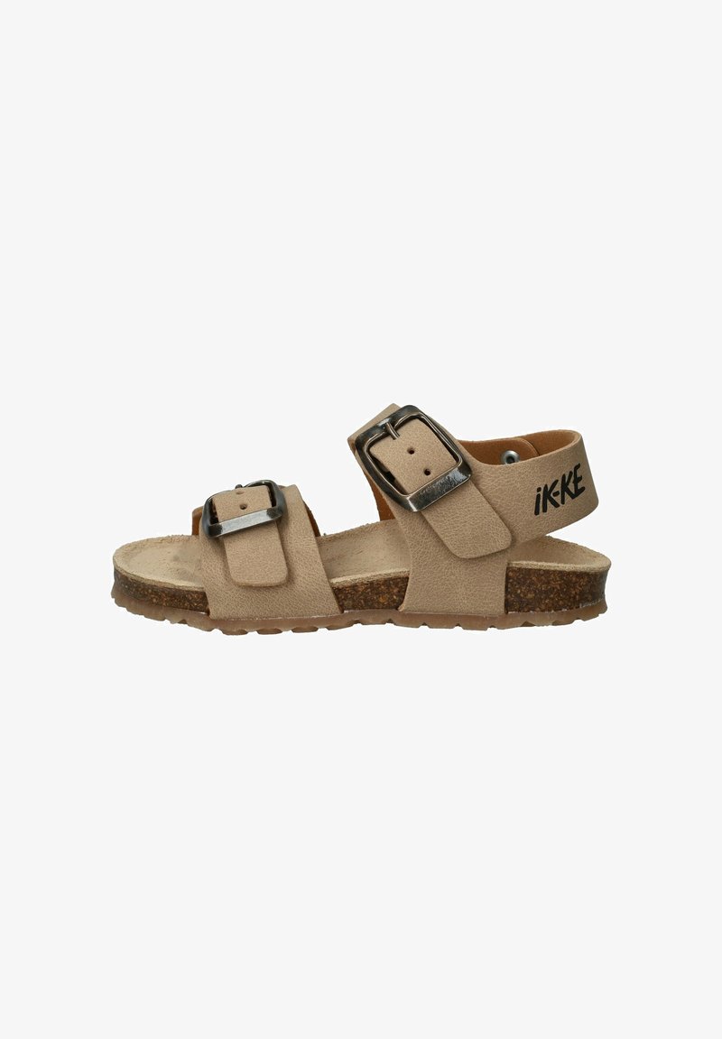 Tan lederen sandalen met twee verstelbare banden, zilverkleurige gespen en een kurken voetbed. Textuur outsole voor grip; merklogo op de band.
