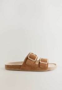 Sandale slide din suede maro cu două curele ajustabile, fiecare având catarame aurii. Talpă din plută cu margine texturată. Design plat.