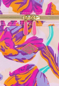 Bloemenrits etui met levendige roze, paarse en oranje patronen op een lichte achtergrond, met een gouden rits en logo detail.