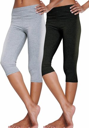 Grijze en zwarte capri leggings gemaakt van zachte, rekbare stof. Voorzien van een gladde tailleband en een aansluitend ontwerp, ideaal voor comfort en beweging.
