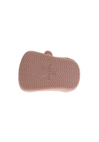 Suela de zapato de goma rosa con un patrón ondulado, que presenta un logotipo de la marca en relieve y detalles de tamaño. Textura suave, forma redondeada, sin hardware visible.