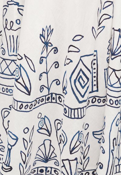 Λευκό ύφασμα με μπλε και μαύρα αφηρημένα ανθικά και γεωμετρικά σχέδια, που περιλαμβάνουν σπείρες, φύλλα, στιλιζαρισμένα λουλούδια και διακοσμητικά περιγράμματα με κουκκίδες.
