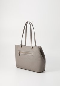 Sac fourre-tout gris texturé avec deux longues poignées, poche zippée à l'avant et accents en métal doré. Présente une forme structurée et angulaire.