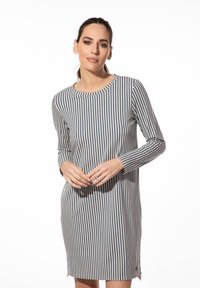 Gestreepte lange mouw jurk in blauw en beige. Heeft een ronde halslijn en zijopeningen aan de onderkant, gemaakt van lichtgewicht stof.