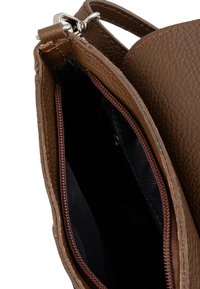 Pruun tekstuuriga nahast käekott, millel on tõmblukk ja tume kangas vooder. Interjööris on tasku pruunide õmbluste detailiga.