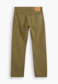 Pantalones rectos en verde oliva con dos bolsillos traseros, trabillas para el cinturón y una etiqueta de cuero marrón claro encima del bolsillo derecho.