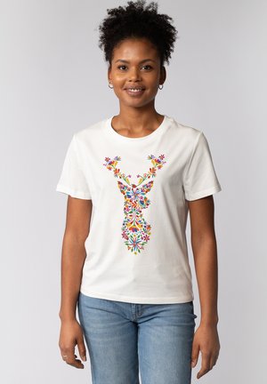 Witte t-shirt met korte mouwen, versierd met een kleurrijk bloemmotief van een hert in tinten rood, blauw, geel en groen. Gemaakt van zachte katoen.