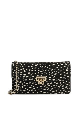 Zwarte clutch met witte onregelmatige vlekken, gouden kettingriem en gouden draaivergrendeling op de voorsluiting.
