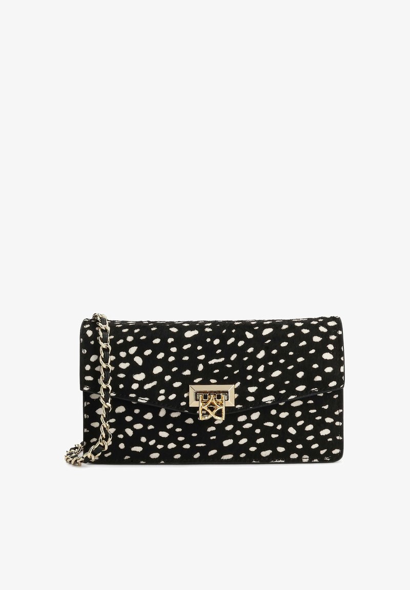 Μαύρο clutch με λευκές ακανόνιστες κηλίδες, χρυσό λουρί αλυσίδας και χρυσό κλείσιμο με στροφή στο μπροστινό καπάκι.