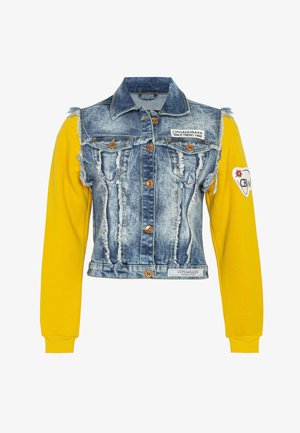 Denim jas met een verouderd blauwe body en felgele lange mouwen. Heeft bruine knopen, patches en een cropped ontwerp.