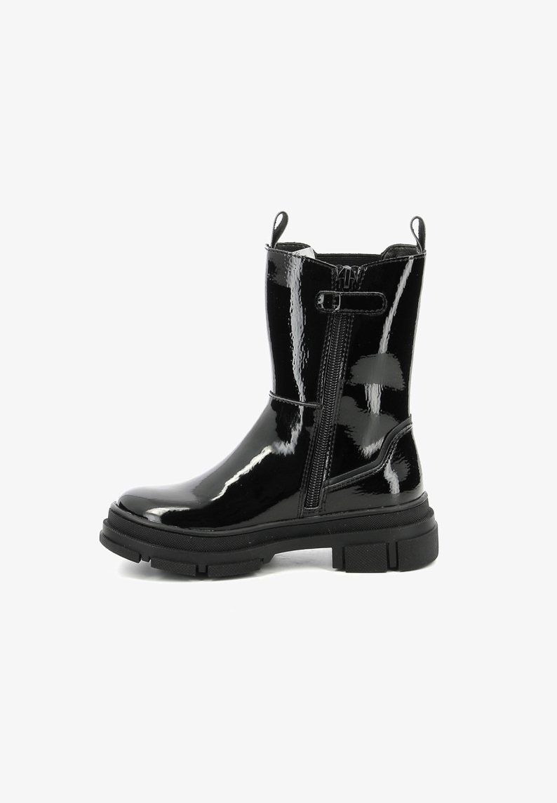 Botte mi-mollet en cuir verni noir avec semelle épaisse, fermeture éclair latérale et languettes en haut, vue de côté extérieur sur fond blanc.
