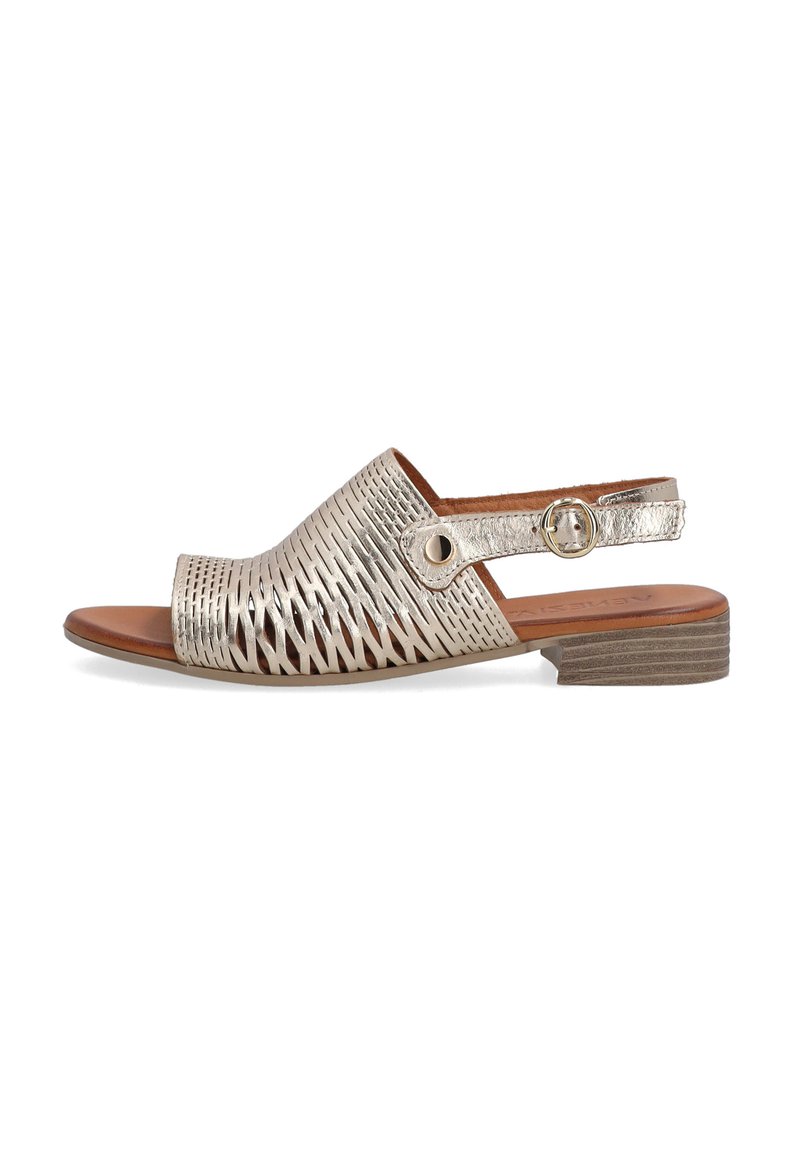 Metalen zilveren slingback sandaal met uitsnijdingen, open teen en een lage bruine textuurhiel. Heeft een ronde hardwaredetail.