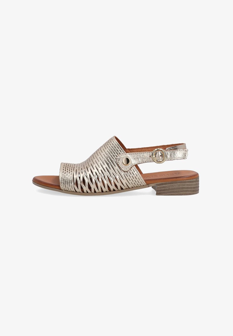 Metalisk sølv slingback sandal med udskæringsdesign, åben tå og en lav brun tekstureret hæl. Har en cirkulær hardwaredetalje.