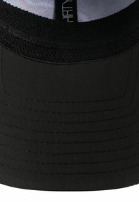Schwarze Baseballkappe mit einem strukturierten, weichen Stoff unter dem Schirm und genähten Details; verfügt über ein Logotag am inneren Band.