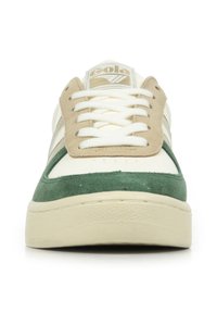 Sneakers in suede bianco e verde con accenti beige, dotati di lacci piatti, punta perforata e suola in gomma testurizzata.