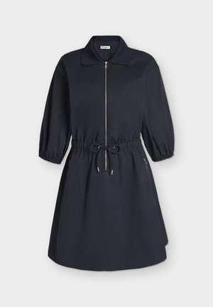 Schwarzes knielanges Kleid mit Dreiviertelärmeln, Frontreißverschluss, Taillenzug und spitzem Kragen, flach auf weißem Hintergrund ausgelegt.