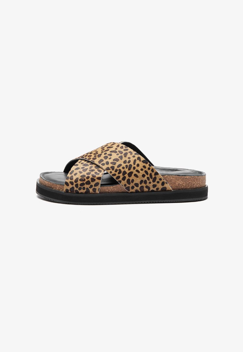 Sandalia deslizante de estampado de leopardo con tiras de ante entrecruzadas, una plantilla de corcho y una suela de goma negra, que presenta un forro interior suave y brillante.