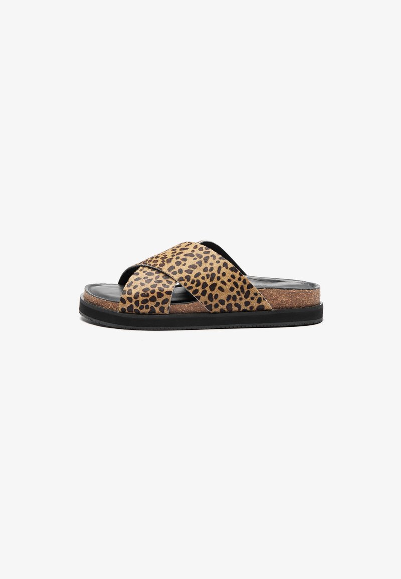 Leopardenprint-Slide-Sandale mit überkreuzten Wildlederriemen, einem Korkfußbett und einer schwarzen Gummisohle, mit einer glatten, glänzenden Innenauskleidung.