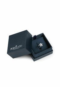 Scatola per gioielli Morellato in materiale testurizzato blu scuro, con coperchio a cerniera, aperta per rivelare un anello con accenti scintillanti all'interno.