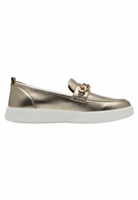 Chaussure slip-on en métal doré avec une finition lisse, semelle en caoutchouc blanche et une bride décorative avec un accent de chaîne dorée.