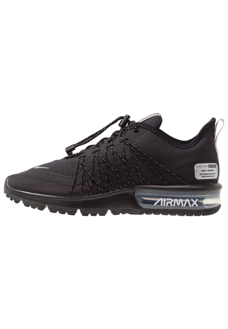 Czarny but sportowy z teksturowaną cholewką, zintegrowanym systemem sznurowania oraz przejrzystą podeszwą z amortyzacją powietrzną. Posiada oznaczenie "AIRMAX".