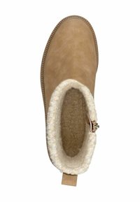 Botín de ante color arena con un interior forrado de lana, que presenta una punta redonda, suela texturizada y una cremallera lateral para un acceso fácil.