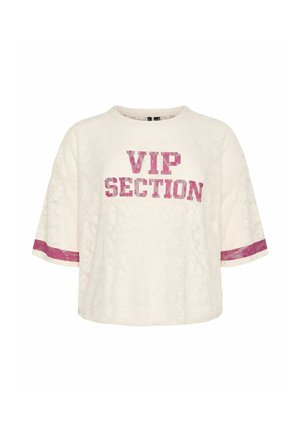 Top court en dentelle blanche avec texte rose "VIP SECTION" sur le devant et rayures roses près des bords des manches.