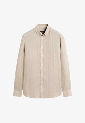 Beżowa koszula na długi rękaw z pionowymi, subtelnymi paskami i kołnierzykiem zapinanym na guziki, pokazana na płasko na białym tle.