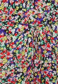 Tecido com padrão floral em cores variadas, principalmente vermelho, amarelo, rosa e verde, sobre um fundo preto; inclui detalhe de cintura ajustada.