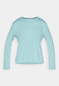 Langærmet lyseblå træningsskjorte lavet af glat stof, med en rund halsudskæring og et lille hvidt Nike-logo øverst til venstre.