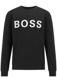 Sudadera negra de manga larga con cuello redondo y letras blancas en negrita que dicen "BOSS" en el pecho.