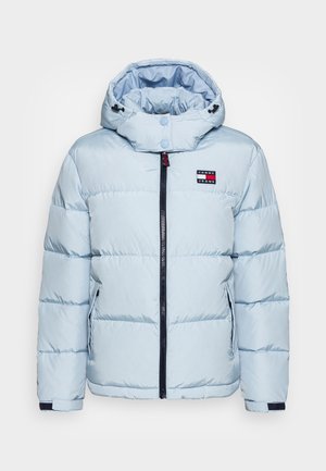 Lichtblauw gewatteerd winterjack met capuchon, ritssluiting aan de voorkant, zijzakken, verstelbare manchetten en Tommy Jeans-logo op de borst.