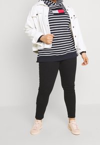 Tommy Hilfiger Curve Jersey con capucha - dark blue