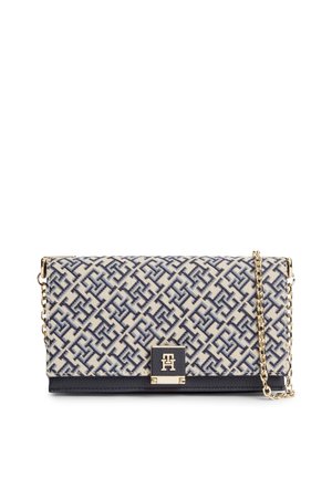 Rechteckige Umhängetasche mit blau-weißem geometrischem Muster, goldener Kettenriemen und schwarzem Verschluss mit goldenem Logodetail.