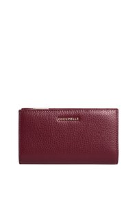 Portafoglio in pelle bordeaux, finitura testurizzata, forma rettangolare, logo dorato sul davanti, chiusura con zip nella parte superiore, scomparti per più carte all'interno.