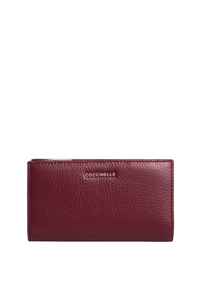 Portafoglio in pelle bordeaux, finitura testurizzata, forma rettangolare, logo dorato sul davanti, chiusura con zip nella parte superiore, scomparti per più carte all'interno.