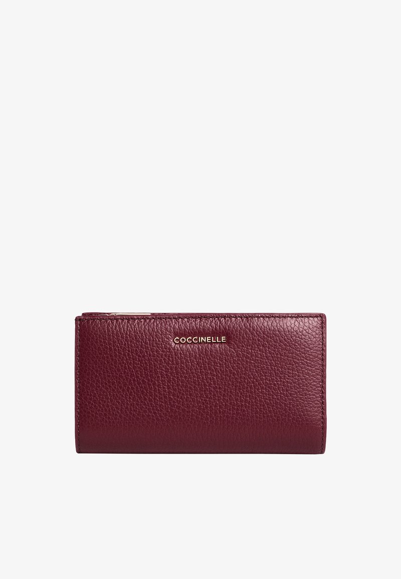 Portafoglio in pelle bordeaux, finitura testurizzata, forma rettangolare, logo dorato sul davanti, chiusura con zip nella parte superiore, scomparti per più carte all'interno.