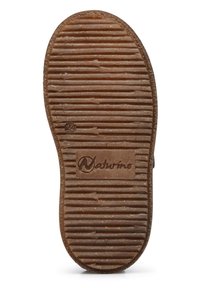 Suola di scarpa in gomma marrone con scanalature orizzontali texturizzate e un prominente logo "Naturino"; indicatore di taglia "24" impresso.