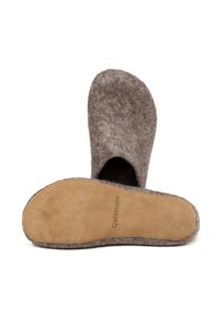 Grå blødene slippers med en afrundet åben top og en ruskindsbund. Bunden har et prægget logo. Tekstureret overflade og blødt materiale.