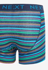 Boxer-briefs pour hommes avec un motif rayé multicolore, dotés d'une taille en solid navy avec le logo "NEXT". Le matériau semble doux et extensible.